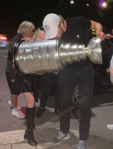 Susanna Ranta and her boyfriend Mikko Rantanen with the Stanley Cup